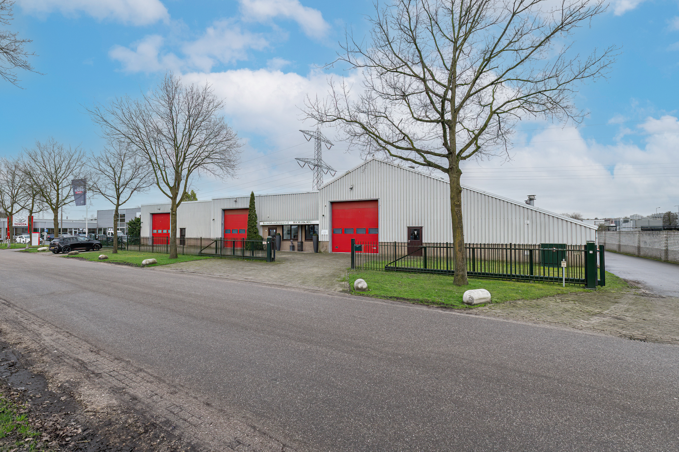 Bedrijfscomplex op perceel van 4.909 m² in Oss.