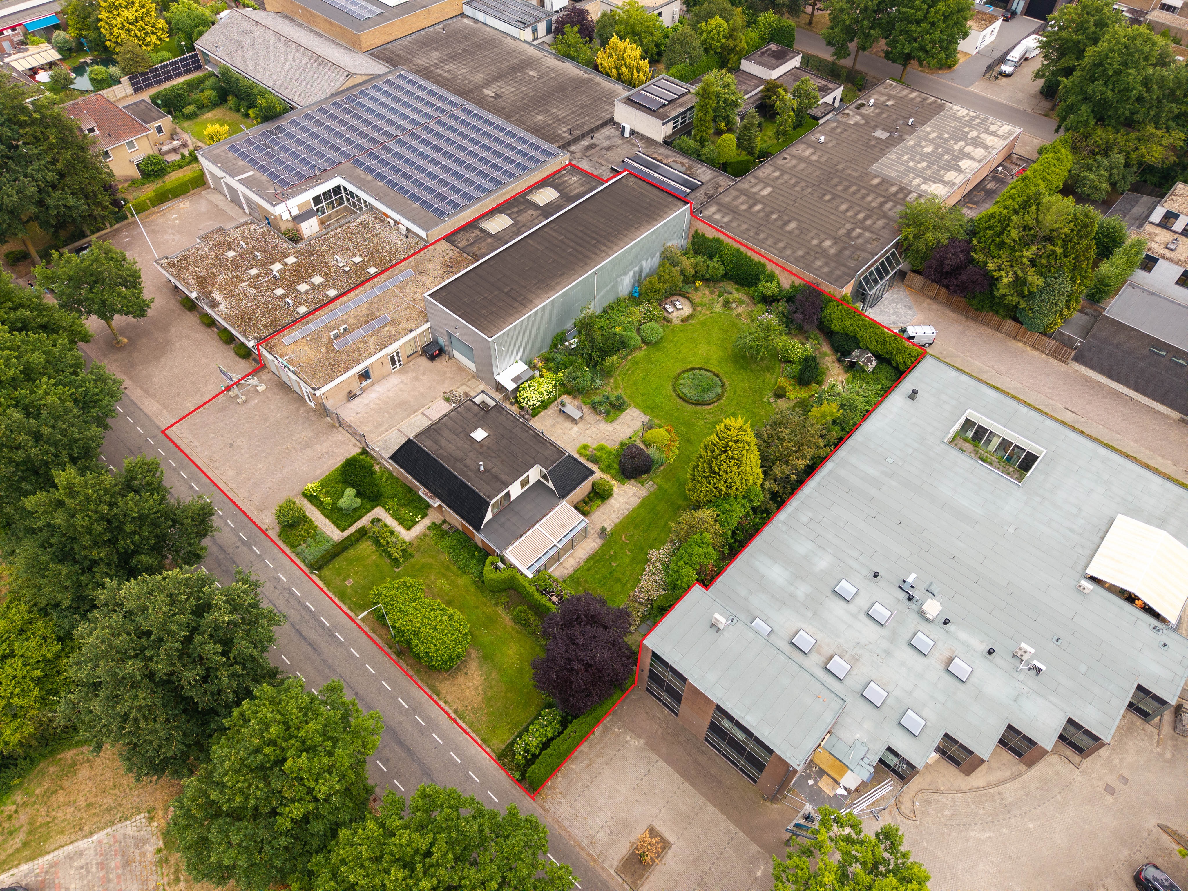 Bedrijfsruimte met dienstwoning in Oss.