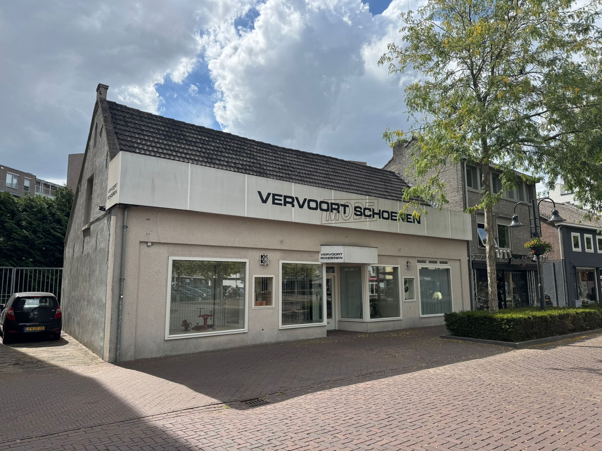 Winkelruimte met bovenwoning in Veghel.