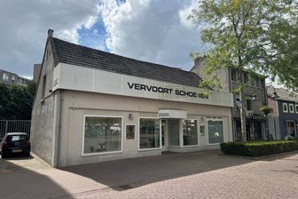 Winkelruimte met bovenwoning in Veghel.