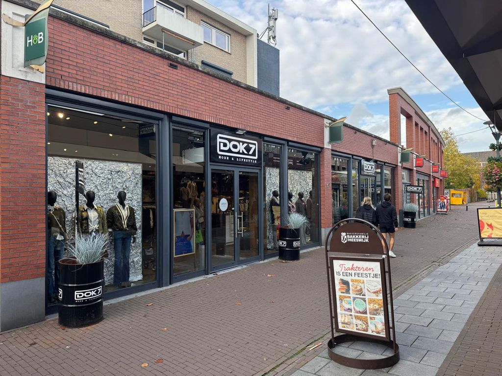 Handwerkstraat 13-15, VALKENSWAARD
