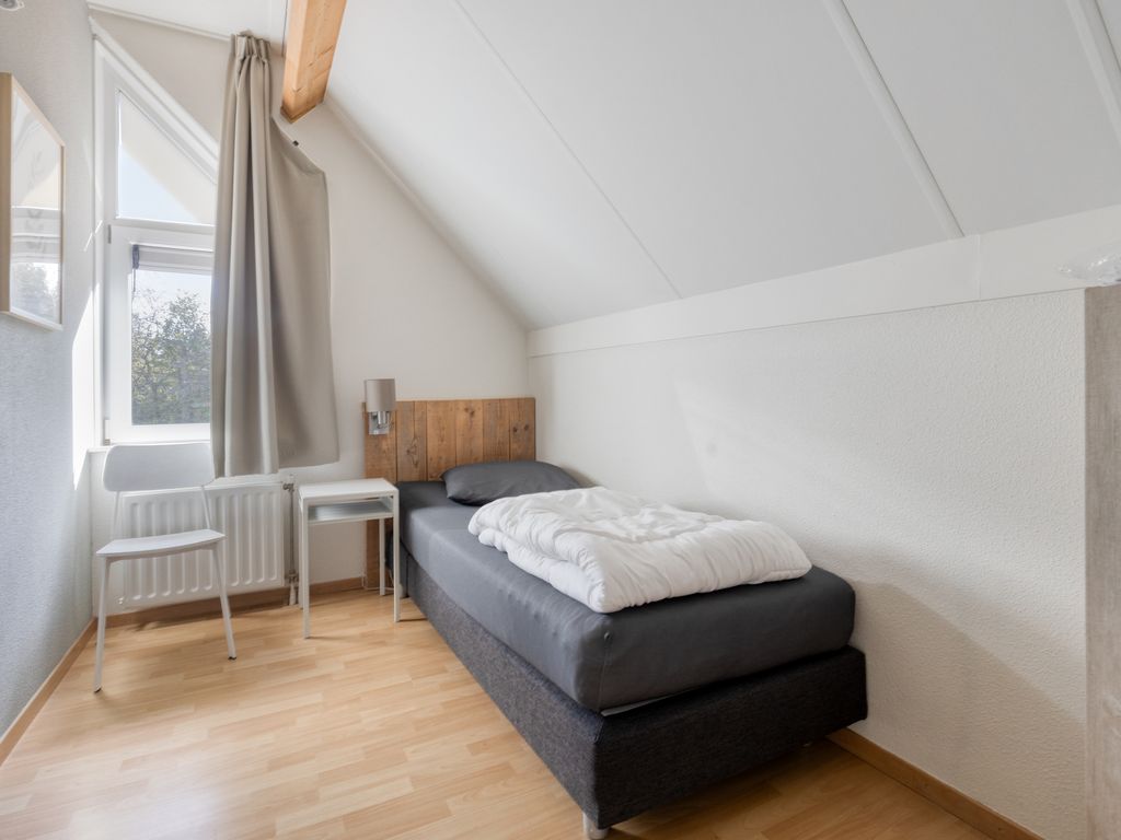 Kering 23, KAMPERLAND