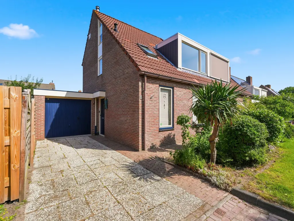 Spreeuwenhof 9, DOMBURG