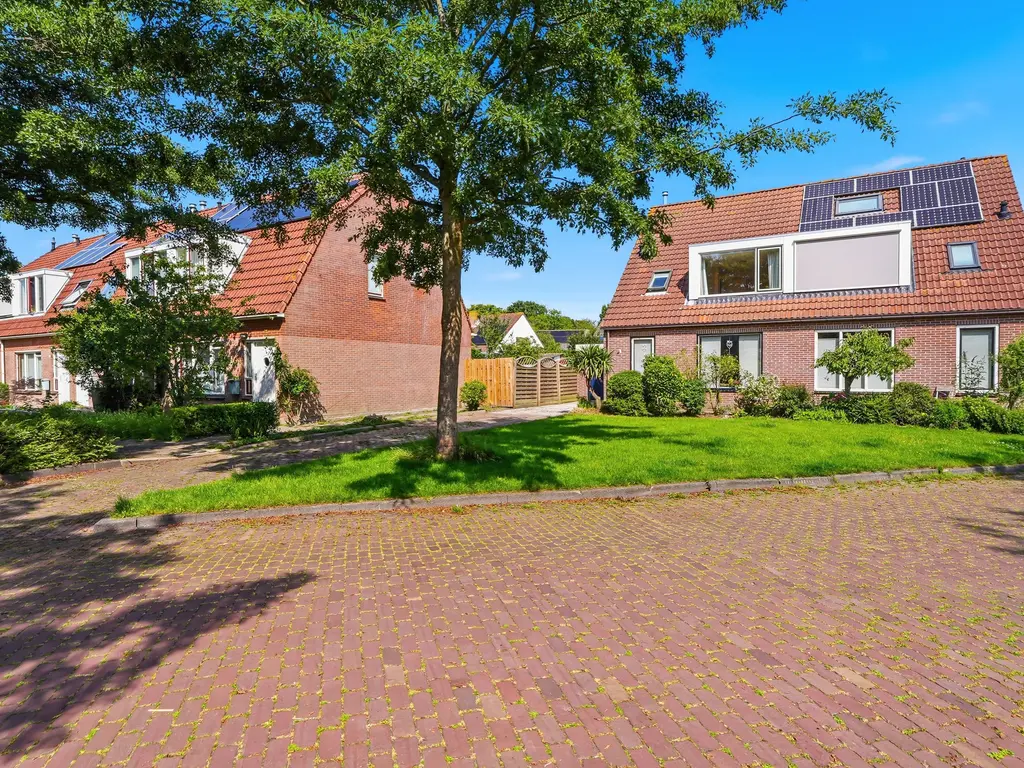 Spreeuwenhof 9, DOMBURG