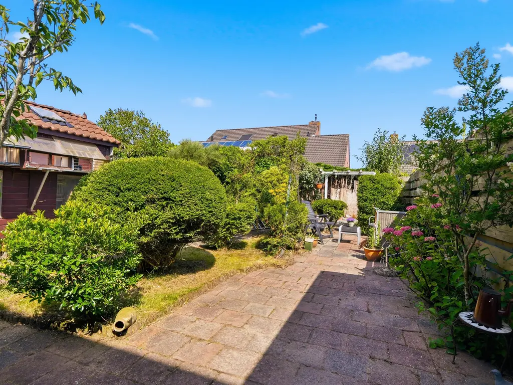 Spreeuwenhof 9, DOMBURG