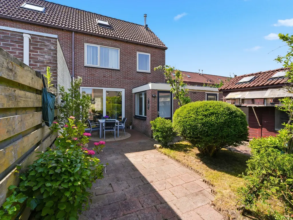 Spreeuwenhof 9, DOMBURG
