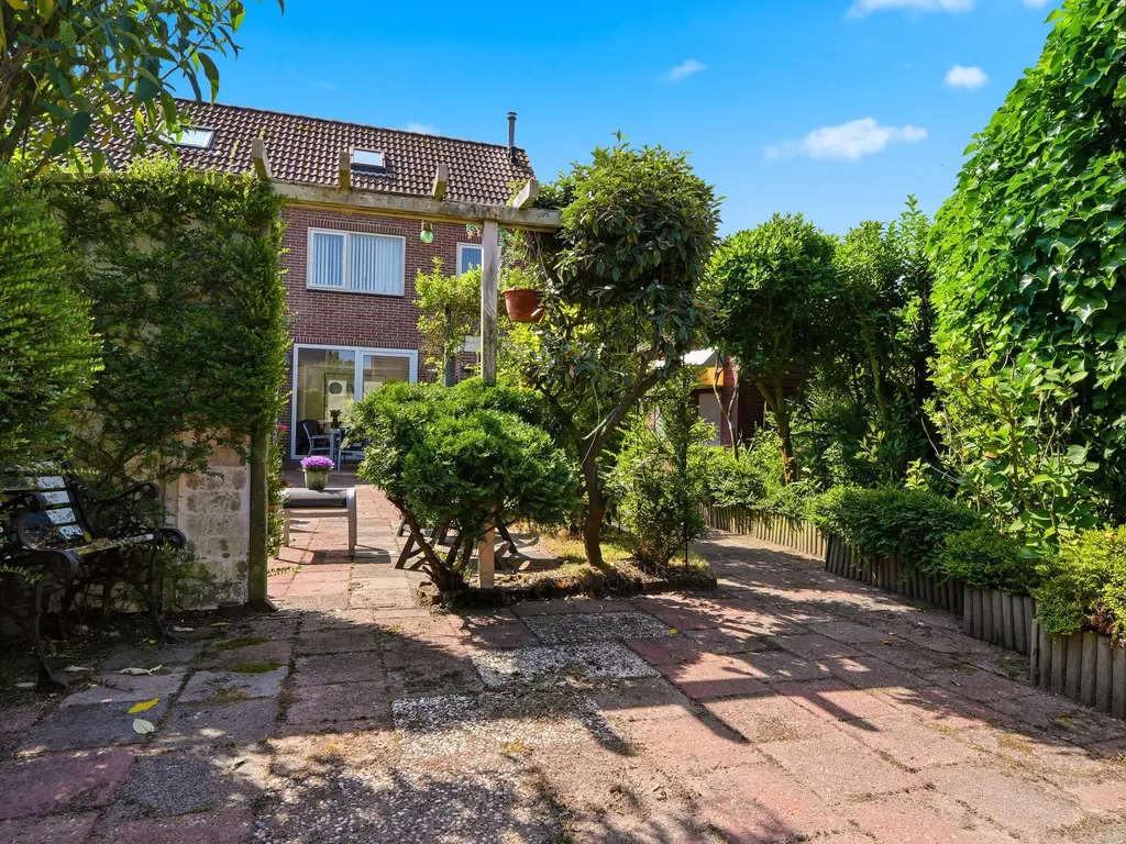 Spreeuwenhof 9, DOMBURG