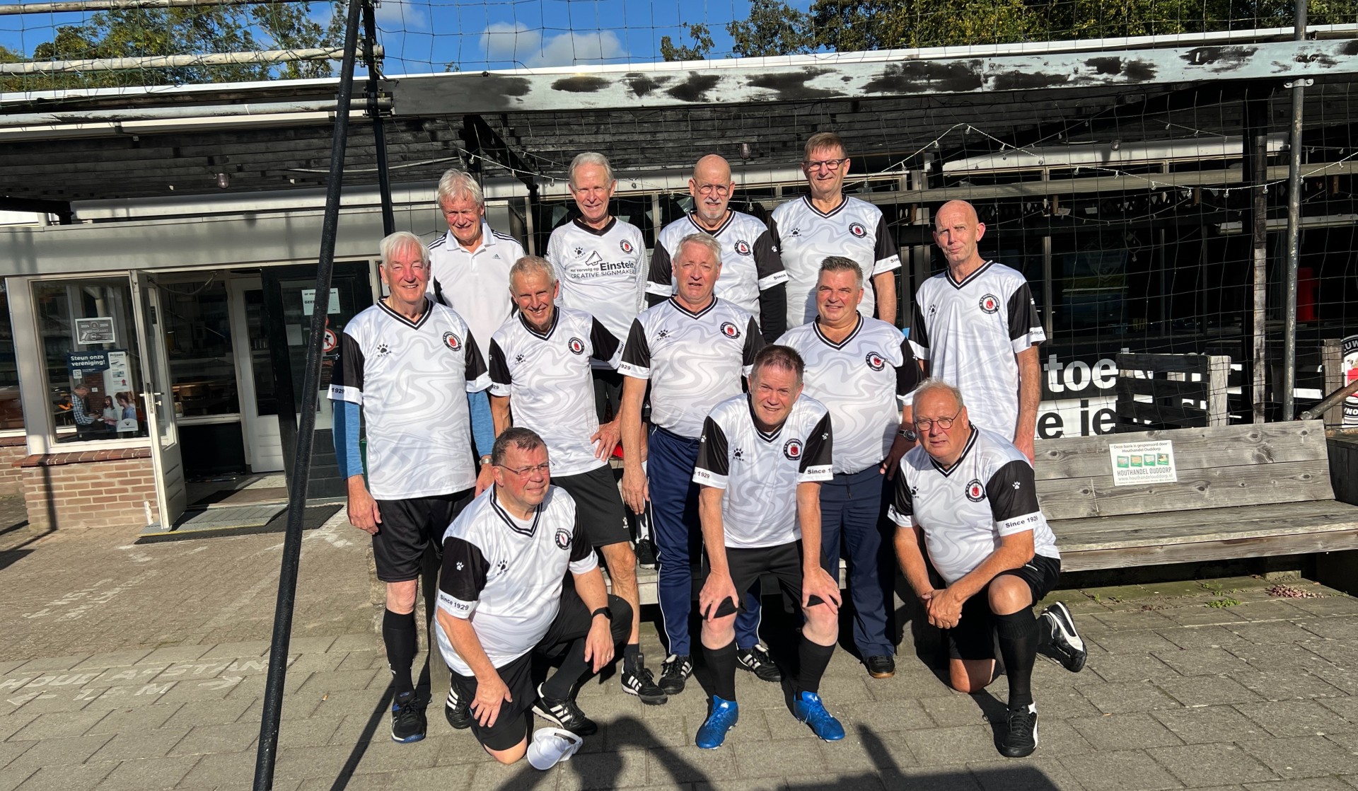 Walking Football bij VV Nieuwenhoorn: Sportief én Gezellig op Zondagochtend foto