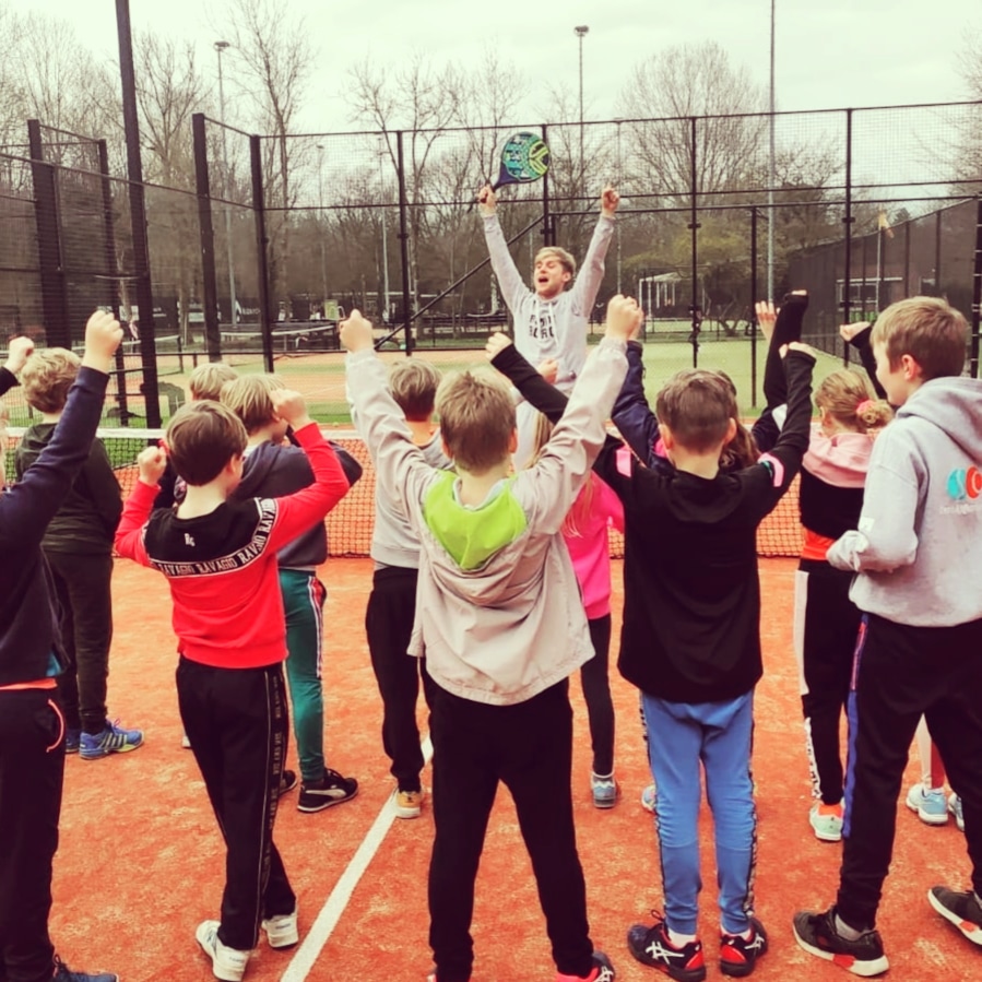logo Tennisvereniging Oostvoorne