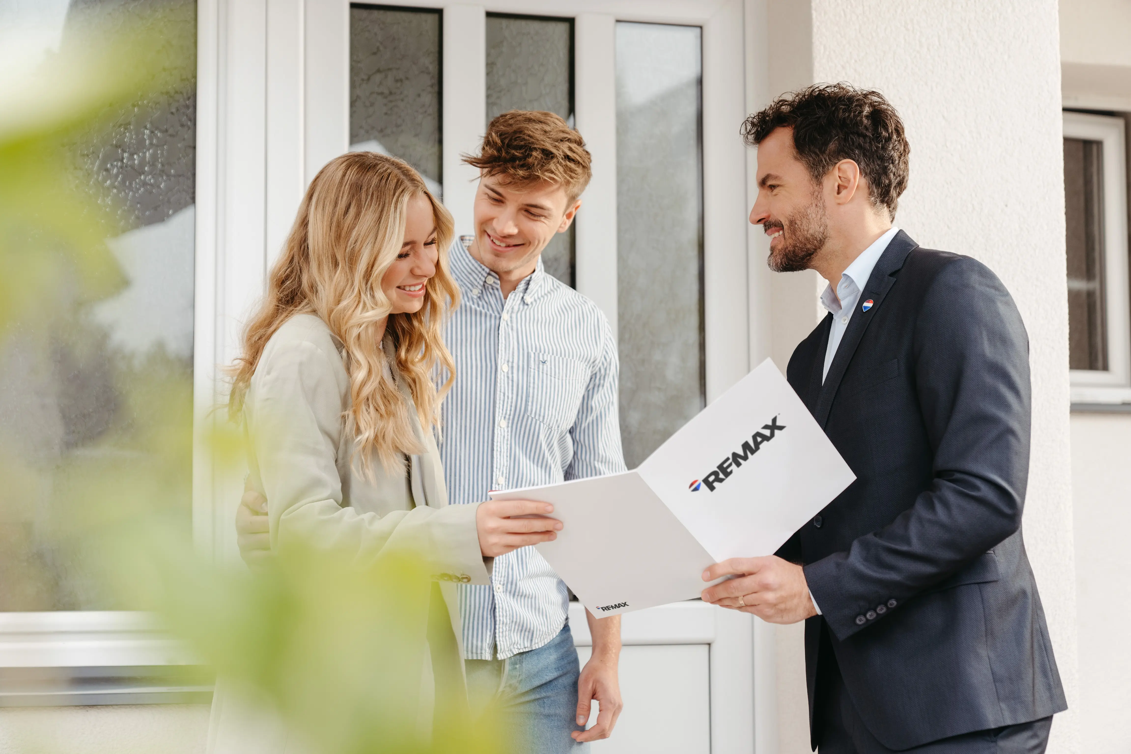 REMAX makelaar in gesprek met bewoners tijdens een waardebepaling