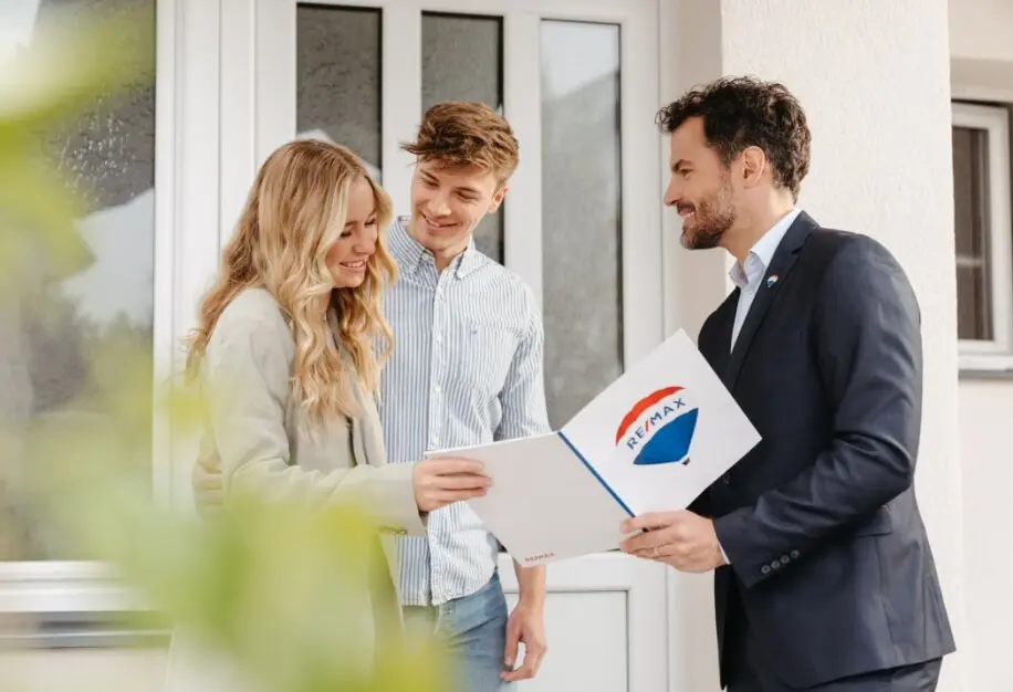 REMAX makelaar in gesprek met bewoners tijdens een waardebepaling