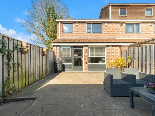 Dotterbloem 2, UITGEEST