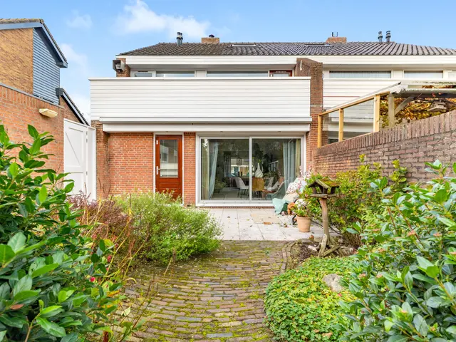 Burgemeester Bruinsmalaan 18, BEVERWIJK