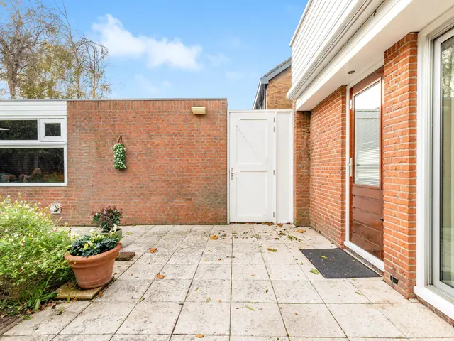 Burgemeester Bruinsmalaan 18, BEVERWIJK