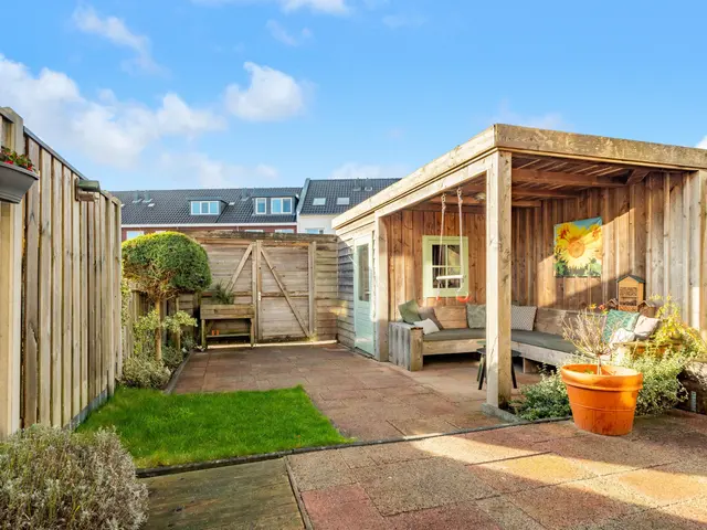 Burgemeester van Roosmalenstraat 24, UITGEEST