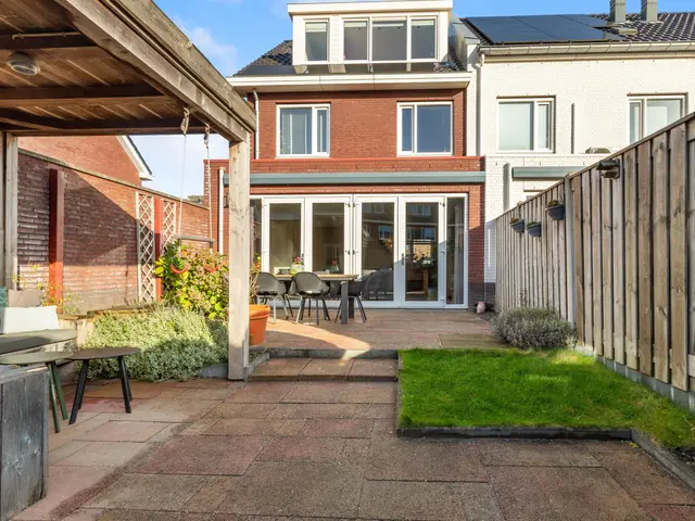 Burgemeester van Roosmalenstraat 24, UITGEEST