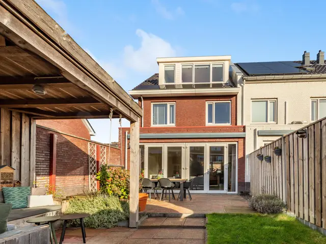 Burgemeester van Roosmalenstraat 24, UITGEEST