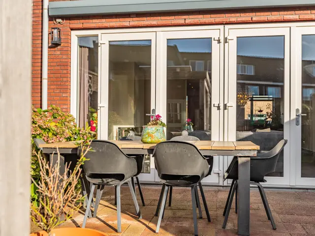 Burgemeester van Roosmalenstraat 24, UITGEEST