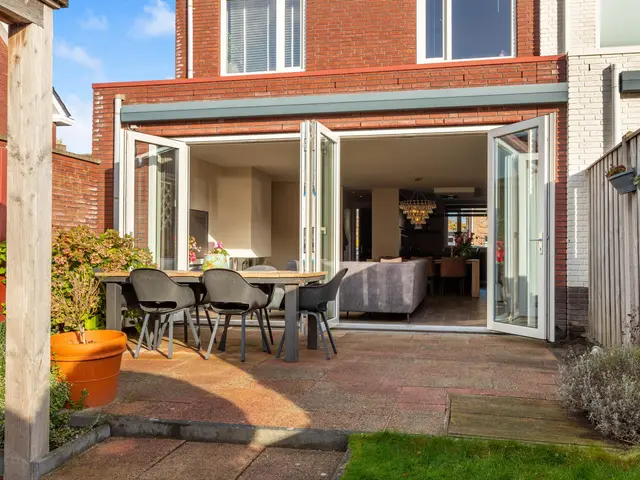 Burgemeester van Roosmalenstraat 24, UITGEEST