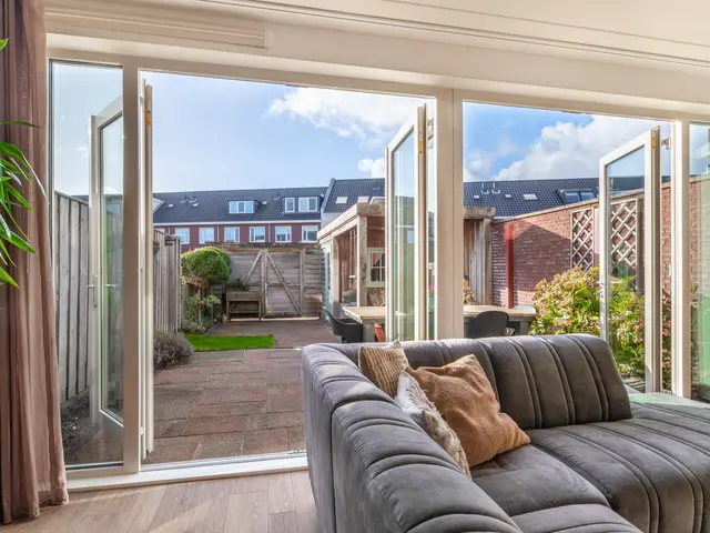 Burgemeester van Roosmalenstraat 24, UITGEEST