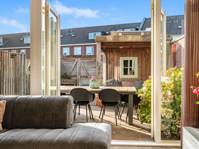 Burgemeester van Roosmalenstraat 24, UITGEEST