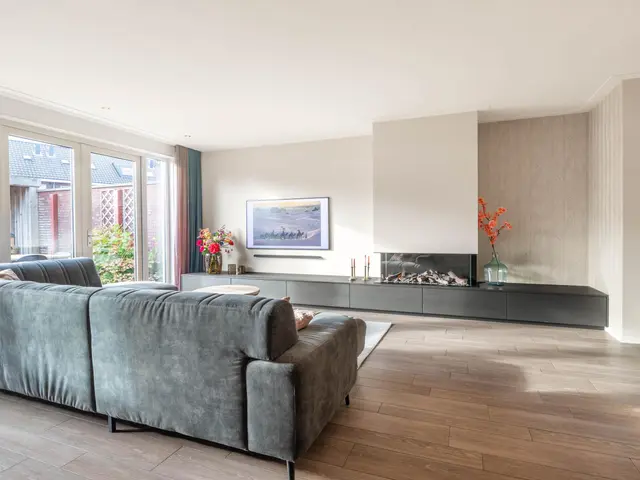 Burgemeester van Roosmalenstraat 24, UITGEEST