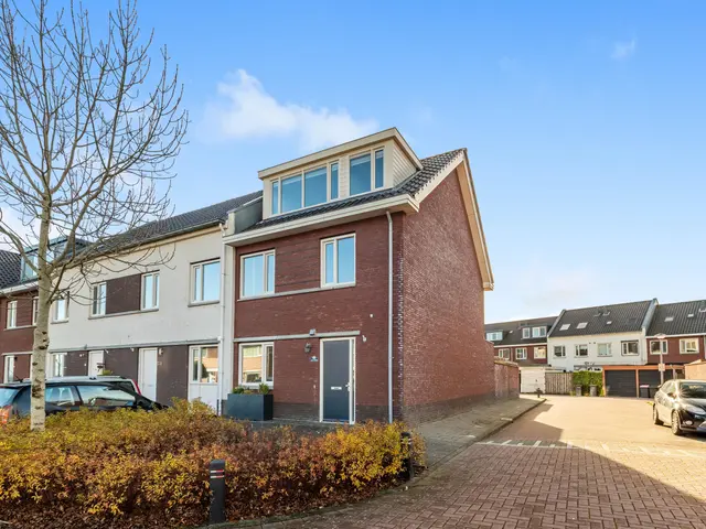 Burgemeester van Roosmalenstraat 24, UITGEEST