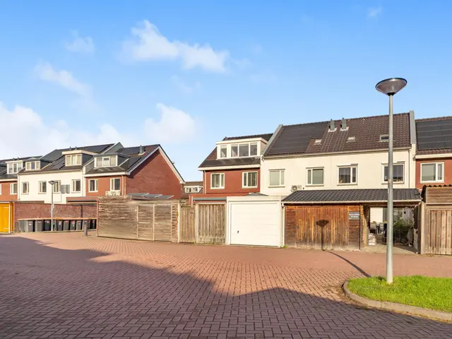 Burgemeester van Roosmalenstraat 24, UITGEEST