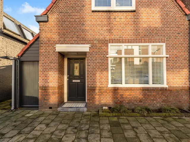 C.H. Moensstraat 8, BEVERWIJK