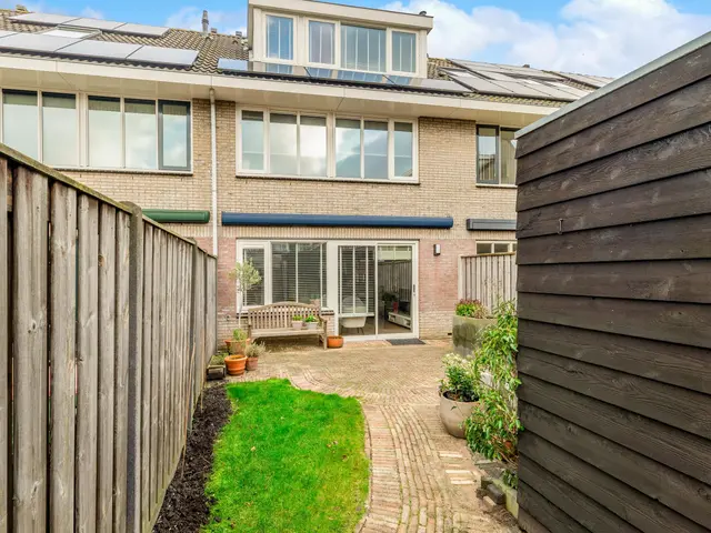 De Vrede 72, UITGEEST