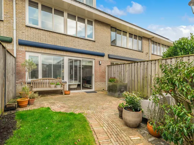 De Vrede 72, UITGEEST