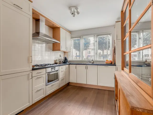 De Vrede 72, UITGEEST