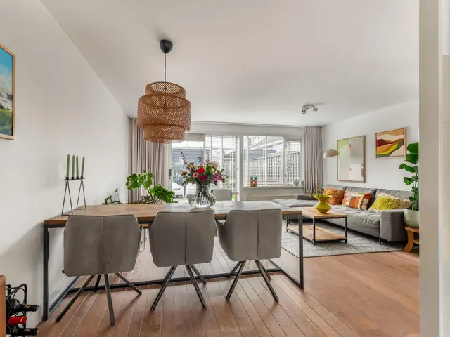 De Vrede 72, UITGEEST