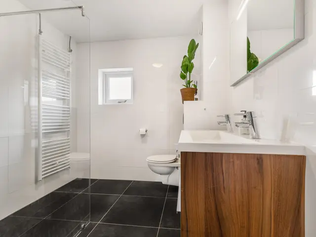 De Vrede 72, UITGEEST