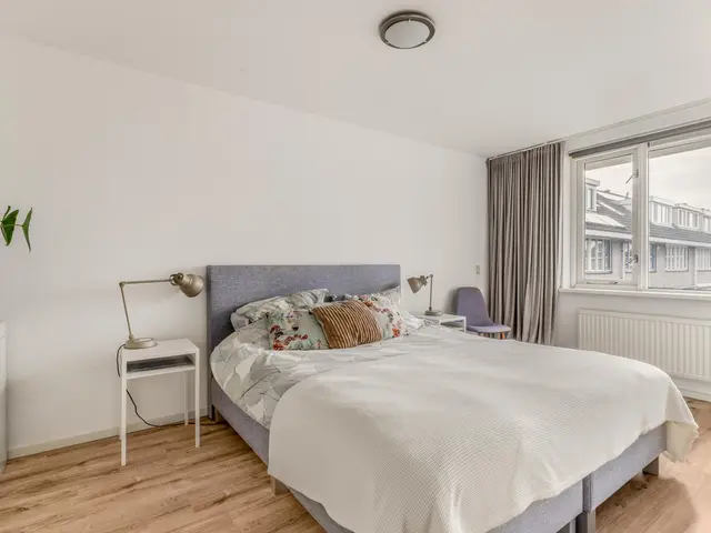 De Vrede 72, UITGEEST