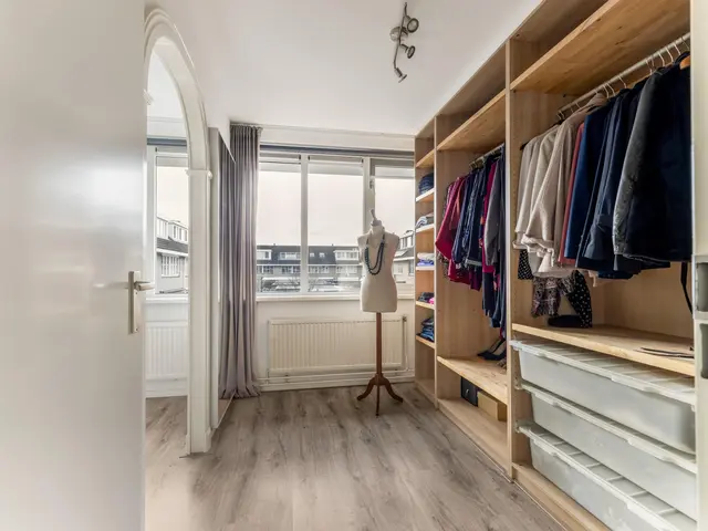 De Vrede 72, UITGEEST