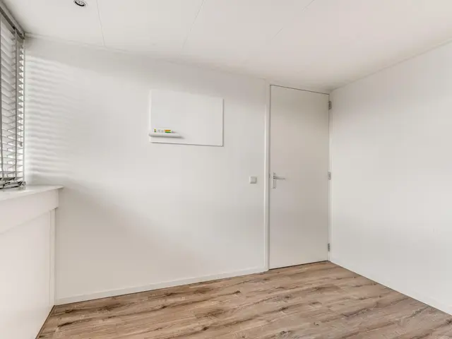 De Vrede 72, UITGEEST