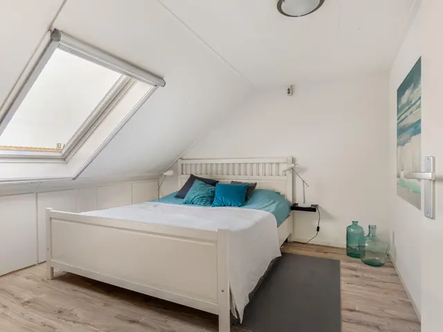 De Vrede 72, UITGEEST