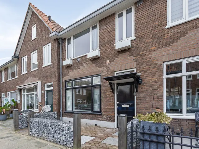 Deken Waarestraat 56, BEVERWIJK