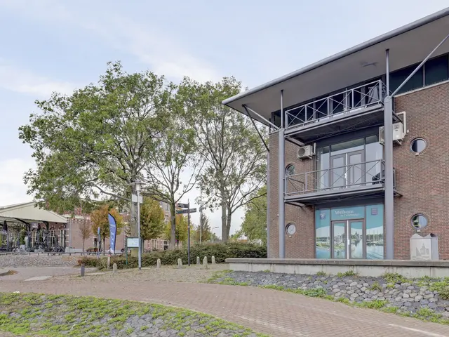 Tussen Twee Havens 1, ENKHUIZEN