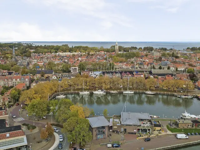 Tussen Twee Havens 1, ENKHUIZEN