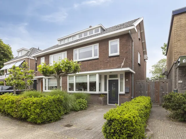 Middelweg 93, UITGEEST