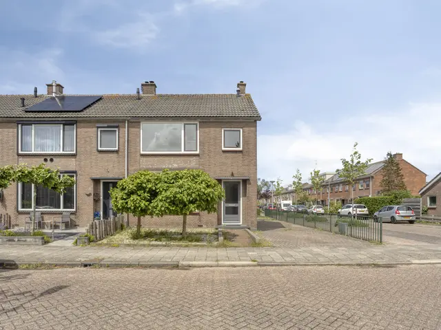 Van Alkemadelaan 15, LIMMEN