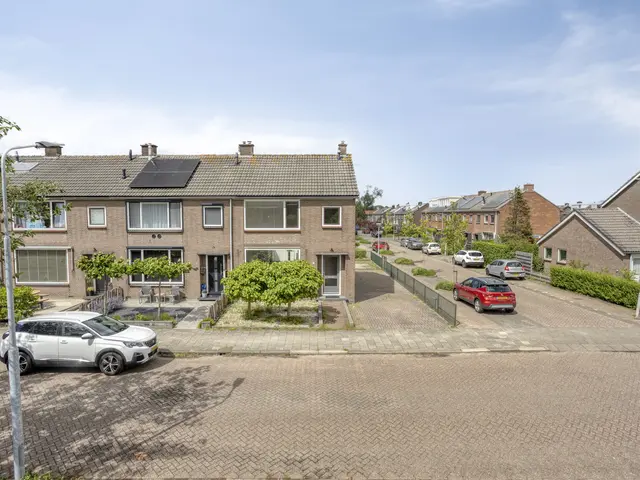 Van Alkemadelaan 15, LIMMEN
