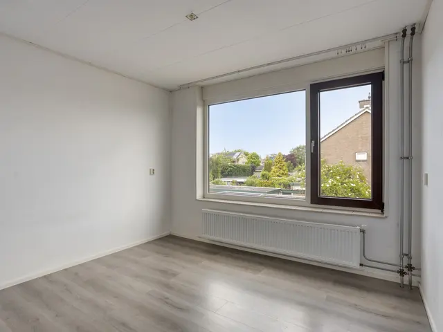 Van Alkemadelaan 15, LIMMEN