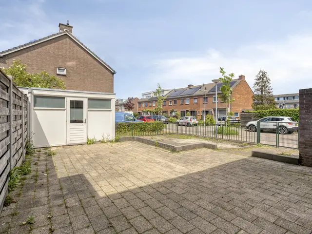 Van Alkemadelaan 15, LIMMEN