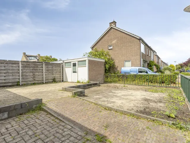 Van Alkemadelaan 15, LIMMEN