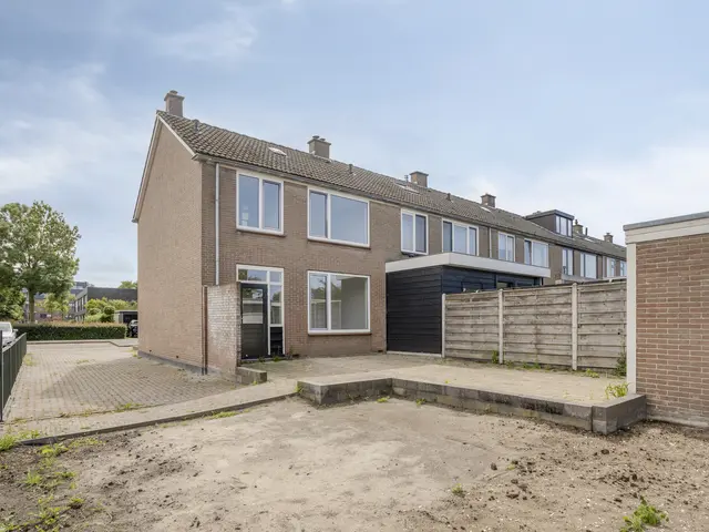 Van Alkemadelaan 15, LIMMEN