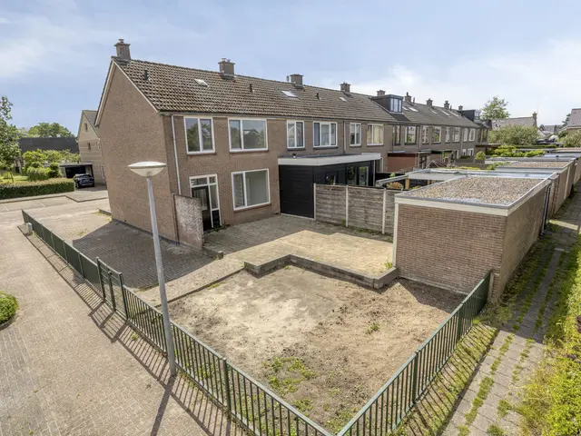 Van Alkemadelaan 15, LIMMEN