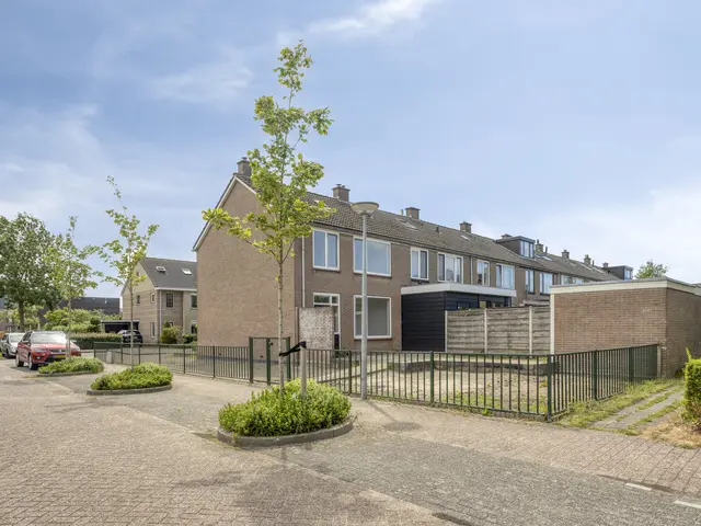 Van Alkemadelaan 15, LIMMEN